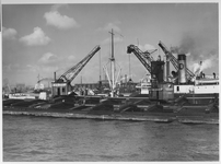 VII-527-04-6 In de Waalhaven, tijdens de overslag van schepen.
