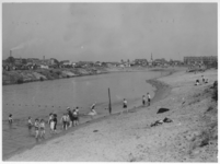 VII-529-00-03 Het als strandbad ingerichte deel aan de oostzijde van de Waalhaven, bij pier 1. Onder de bevolking ook ...