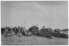 VII-529-16-1 De onderzeedienst van de Koninklijke marine aan de oostzijde van de Waalhaven.