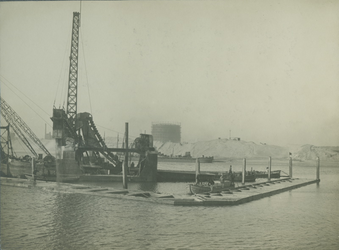 VII-543-28 Het bouwen van de kademuur langs de IJselhaven.