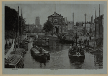 VII-78 De Delftse Poort met daarvoor de Schiebrug en de Rotterdamse Schie vanuit het noorden. Op de achtergrond links ...