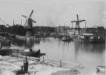 VII-90-00-02 Middenkous met op de achtergrond links molen De Distlleerketel tussen Voorhaven (links) en Achterhaven ...