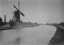 VIII-12 Gezicht op de Delfshavense Schie met de Hoekmolen aan de Spangesekade. Op de achtergrond de spoorbrug. De ...