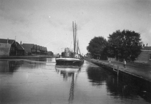 VIII-13 Gezicht op de Delfshavense Schie, waar de Mathenesserbrug moet komen.