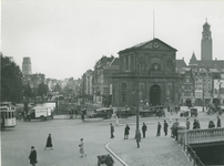 VIII-33-02 Het Hofplein met de Schiebrug en de Delftse Poort.Op de achtergrond rechts het stadhuis, links de ...