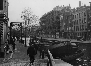 VIII-36-00-00-03 De Delftsevaart, links de Stokvisbrug, rechts het Haagseveer met het hoofdbureau van politie in ...