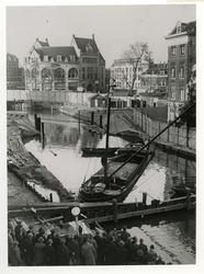 VIII-36-00-07 Afdamming van de Delftsevaart in verband met de herstructurering van het Hofplein (achtergrond met o.a. ...