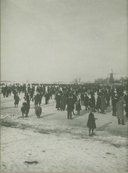 VIII-41-01 Mensen op het ijs aan de Kralingse Plas.