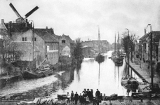 VIII-8-03 Gezicht op de Delfshavense Schie vanuit het Lage Erf. Links voor de molen Roeloff's Stomerij en Wasserij aan ...