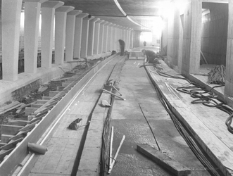 X-11-448 Aanleg van de metro onder de Coolsingel.Werkzaamheden in de metrotunnel bij metrostation Stadhuis.
