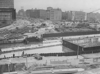 X-11-456 Aanleg van de metro.De bouw van station Beurs.Op de achtergrond de Blaak.