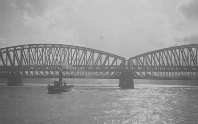X-21-01-1,-2 De Willemsbrug en de spoorbrug ( de Maasbruggen ) over de Nieuwe Maas.