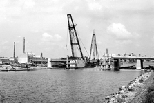 X-236-01-03 Gezicht op de in aanbouw zijnde Spaansebrug over de Delfshavense Schie.