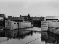 X-82-00-00-14 Keersluis en brug in en over de Achterhaven in aanbouw, gezien uit het westen. Op de achtergrond de ...