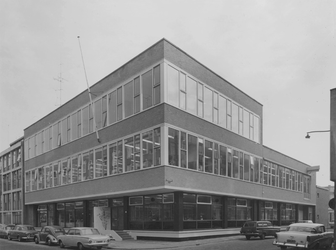XII-122-06-1,-2 De Gemeentedrukkerij aan de Bredestraat.Van boven naar beneden afgebeeld:- 1: Het gebouw, rechts de ...