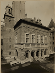 XII-42-01-1 Vooraanzicht van het stadhuis aan de Coolsingel, gebouwd tussen 1914 en 1920 naar het ontwerp van de ...