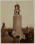 XII-47-3 De klokkentoren van het stadhuis aan de Coolsingel, gebouwd tussen 1914 en 1920 naar het ontwerp van de ...