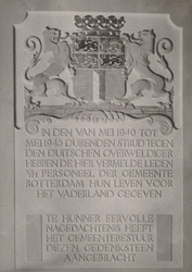 XII-58-02-15 Gedenksteen ter nagedachtenis aan gemeentepersoneelsleden die zijn gestorven in de strijd tegen de Duitse ...