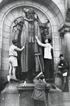 XII-58-02-16 Het standbeeld van Johan van Oldenbarnevelt in de voorgevel van het stadhuis aan de Coolsingel wordt ...
