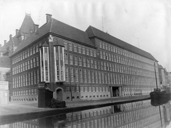 XII-63-02-01-01 Het hoofdbureau van politie aan het Haagseveer.Links op de achtergrond het stadhuis.