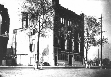XIV-146-01 Gezicht op de ruïne van de bijbank van de Nederlandsche Bank aan de Boompjes 72, na het bomdardement van 14 ...