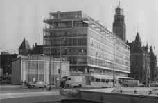 XIV-159-28-03-3 Het Hofplein, op de achtergrond de Coolsingel met dancing-cabaret Bristol, het kantoorgebouw van de ...
