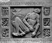 XIV-176-00-01 Gedenksteen 1940-1945 in het bureau van de Centrale Bond van Transportarbeiders aan de Heemraadssingel.