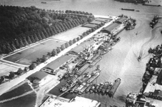 XIV-357-00-02 Overzicht van de loodsen en terreinen van P.A. van Es en Co. cargadoors en expediteurs aan de Parkhaven.