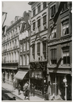 XIV-431-01 Winkelende mensen in de Hoofdsteeg. Links is een deel van Hotel Coomans te zien en rechts de gevel van Hotel ...