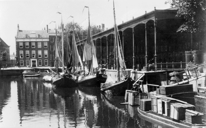 XIV-67 De Zeevischmarkt, de Blaak en op de achtergrond de Leuvehaven.
