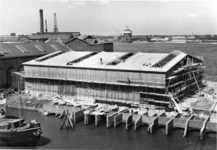 XV-212-00-01 De bouw van de machineloods van de NV Th. Struijcken & Co (ijzer en metaalhandel) aan de Persoonshaven. Op ...