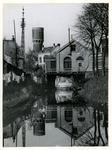 XVI-1-00-03 Zijgevel van een woning aan de Bovenstraat (Dorpsstraat) met een waslijn en op de waterloop van het ...