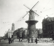 XVI-15-01 De Coolsingel en de Coolvest met korenmolen De Hoop.Op 28 mei 1920 werd begonnen met de sloop van de molen.
