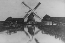XVI-33-01 De watermolen in de Nieuw Mathenessepolder (gemeente Schiedam).