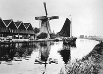 XVI-77-02 Gezicht op de houtzagerij van Van de Wetering en de Hoekmolen aan de Spangesekade bij de Delfshavense Schie. ...