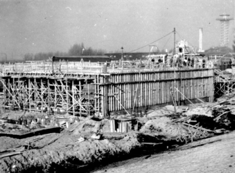 XVII-109 Gezicht op de Diergaardetunnel in aanbouw. Op de achtergrond rechts de Diergaarde Blijdorp.