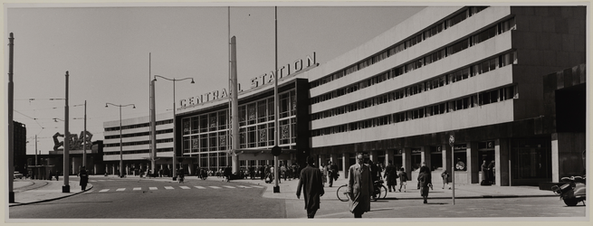 XVII-19-107 De zuidelijke hoofdingang van het Centraal Station aan het Stationsplein van de architect Sybold van ...