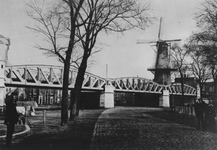XVII-45-2 Spoorwegviaduct over het Hofplein. Op de achtergrond de Blauwe Molen.