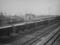 XVII-63 Havenspoorwegemplacement met goederentreinen bij de Hudsonstraat, langs de Vierhavensstraat (op de achtergrond).