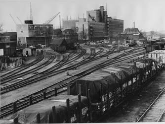 XVII-64-00-00-03 Havenspoorwegemplacement met goederentreinen bij de Hudsonstraat. Op de achtergrond in het midden het ...