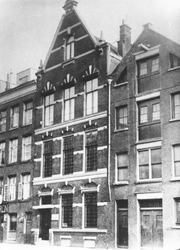 XVIII-1-00-05-05 Het wijkgebouw van de Ned. Herv. Gem., waarin ook de Vereniging Kinderzorg in gevestigd was, aan het ...