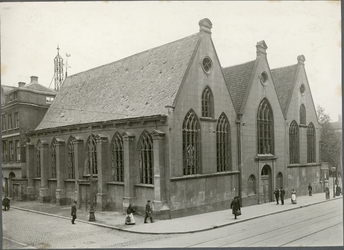XVIII-10 De Prinsenkerk aan de Gedempte Botersloot op de hoek met de Prinsenstraat (links).