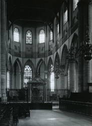 XVIII-127-03-4 Interieur van de Sint-Laurenskerk met het koperen koorhek.