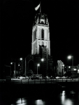 XVIII-128-00-81-01 De Sint-Laurenskerk bij avond.Op de voorgrond de Delftsevaart en auto's geparkeerd op de ...