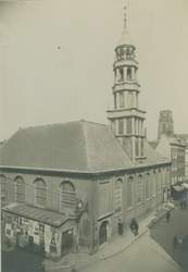 XVIII-263-2 De Franse/Waalse Kerk aan de Hoogstraat, de zijgevel is beplakt met affiches.Op de achtergrond de toren van ...