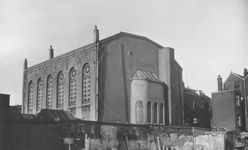 XVIII-420 De synagoge aan de Gedempte Botersloot na de afbraak van de panden aan de noordzijde van de Meent.