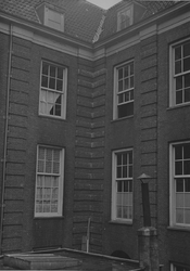 XX-59-03-2 Binnenplaats van het voormalige Oude Mannenhuis aan de Hoogstraat.