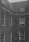 XX-59-03-3 Binnenplaats van het voormalige Oude Mannenhuis aan de Hoogstraat.