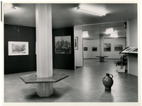 XXI-99 De expositieruimte van de Rotterdamse Kunststichting aan de Korte Lijnbaan. Op de foto: Henk de Vos is bezig aan ...