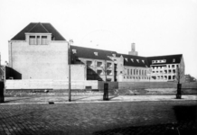 XXII-102-02 Gezicht op de achterzijde van het R.K. Lyceum voor Meisjes (later Emmauscollege) aan de Breitnerstraat, ...